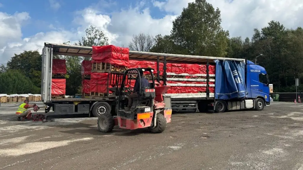 Camion-de-petites-palettes-bois-de-chauffage-1024x576