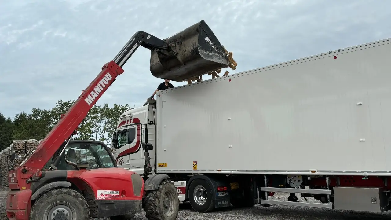 chargement-benne-bois-de-chauffage-en-gros