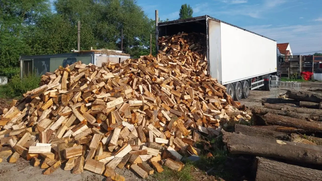 livraison-de-bois-de-chauffage-par-camion-complet-a-fond-mouvant