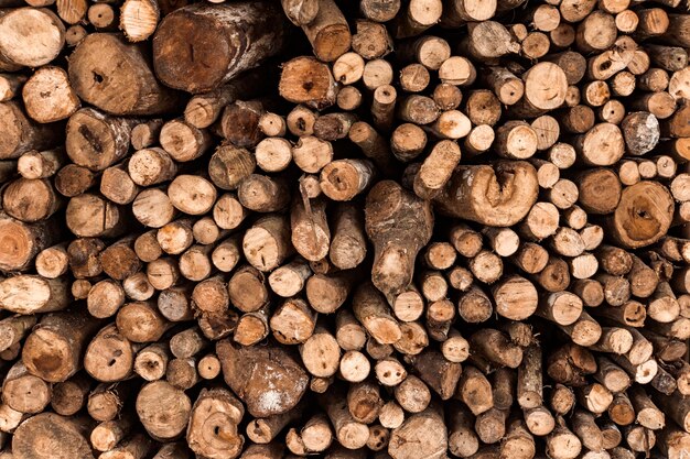 texture-du-bois-chauffage-buche-fond-marron-scene-rurale_431724-1284
